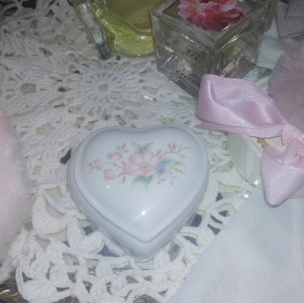 Vintage cottagecore trinket box - Picture 4 of 5